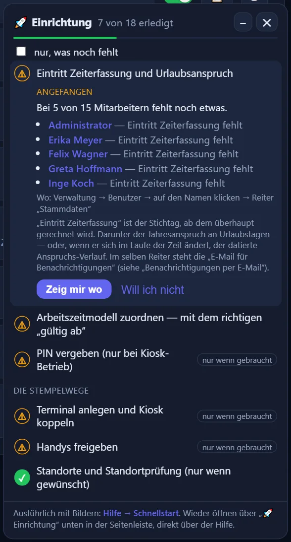 Das Fenster des Einrichtungsassistenten: oben „7 von 18 erledigt“ mit Fortschrittsbalken und dem Haken „nur, was noch fehlt“. Aufgeklappt ist „Eintritt Zeiterfassung und Urlaubsanspruch“ mit dem Befund „Bei 5 von 15 Mitarbeitern fehlt noch etwas“, fünf verlinkten Namen, den Angaben „Wo:“ und dem Text aus diesem Kapitel sowie den Knöpfen „Zeig mir wo“ und „Will ich nicht“. Darunter weitere Schritte mit gelbem Warnzeichen oder grünem Haken, einige mit „nur wenn gebraucht“.