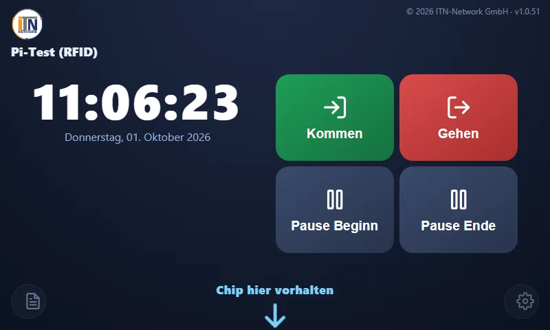 Das RFID-Terminal auf dem 7-Zoll-Display: oben links klein das Logo und der Terminalname, links die große Uhr mit Datum, rechts die Tasten Kommen, Gehen, Pause Beginn und Pause Ende. Unten in der Mitte steht „Chip hier vorhalten“ mit einem Pfeil nach unten, unten links das Berichts-Symbol, unten rechts das Zahnrad.