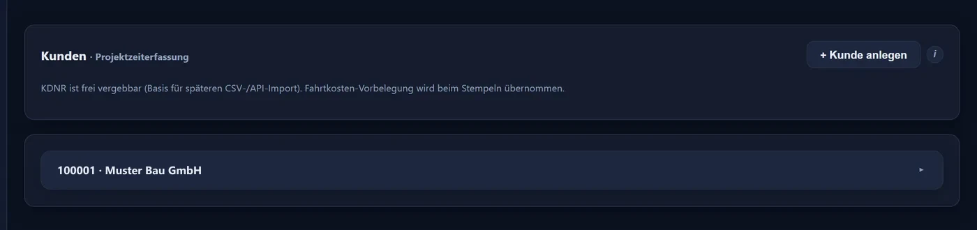 Die Seite Kunden mit dem Hinweis, dass die Kundennummer frei vergeben werden kann, dem Knopf „+ Kunde anlegen“ und einem aufklappbaren Kunden in der Liste.