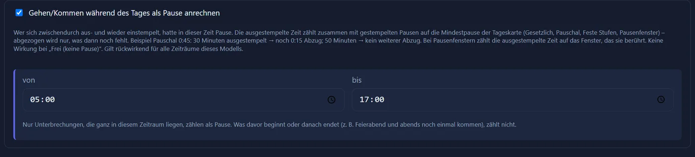 Kasten im Arbeitszeitmodell: Haken „Gehen/Kommen während des Tages als Pause anrechnen“ gesetzt, darunter der Erklärtext mit dem Beispiel Pauschal 0:45 und dem Satz „Gilt rückwirkend für alle Zeiträume dieses Modells.“, dann die Felder „von“ 05:00 und „bis“ 17:00 mit dem Hinweis, dass nur Unterbrechungen ganz in diesem Zeitraum als Pause zählen.