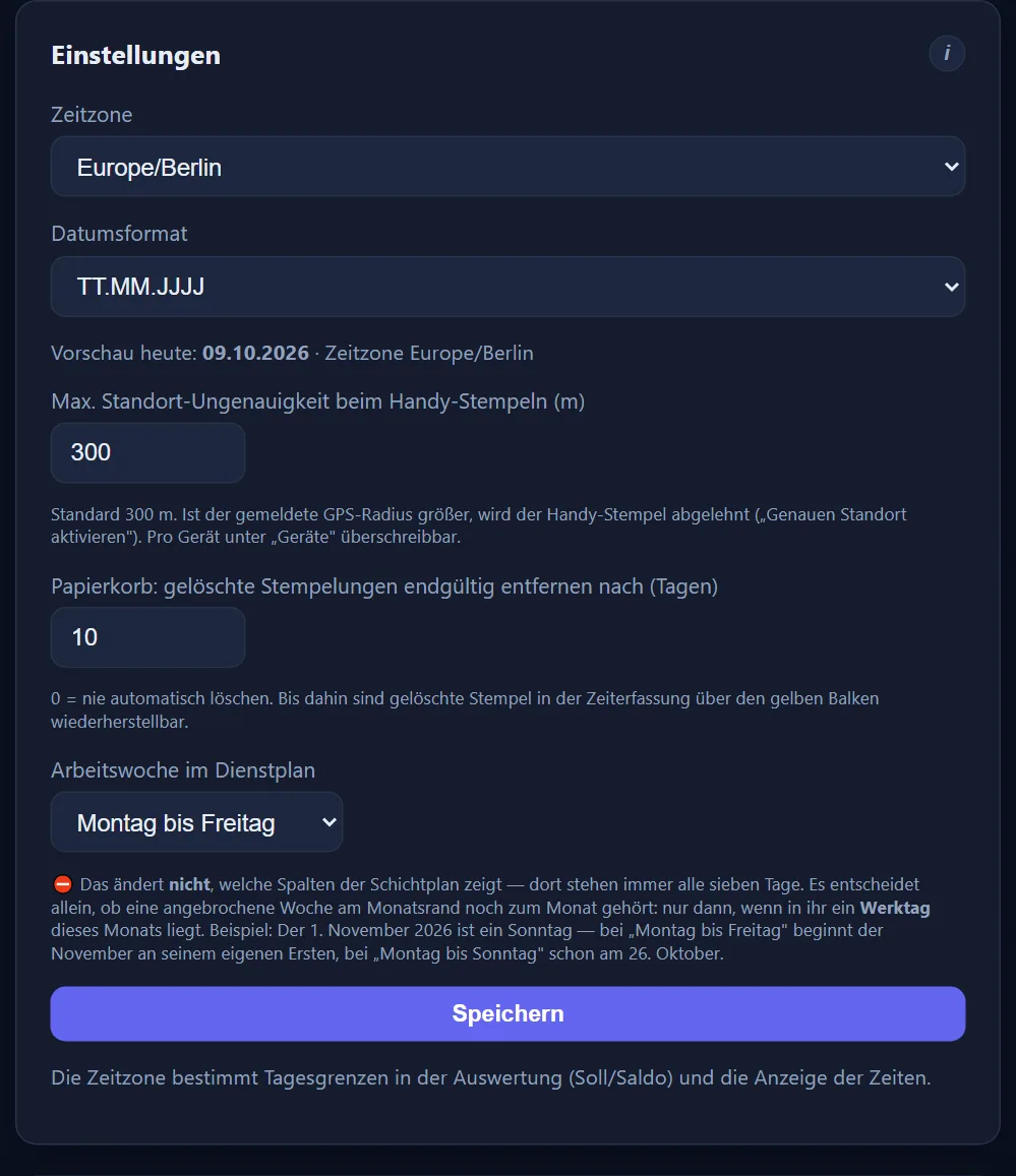 Die Karte Einstellungen mit Zeitzone Europe/Berlin, Datumsformat TT.MM.JJJJ samt Vorschau, maximaler Standort-Ungenauigkeit 300 Meter, der Papierkorb-Frist von 10 Tagen und der Arbeitswoche im Dienstplan „Montag bis Freitag“.