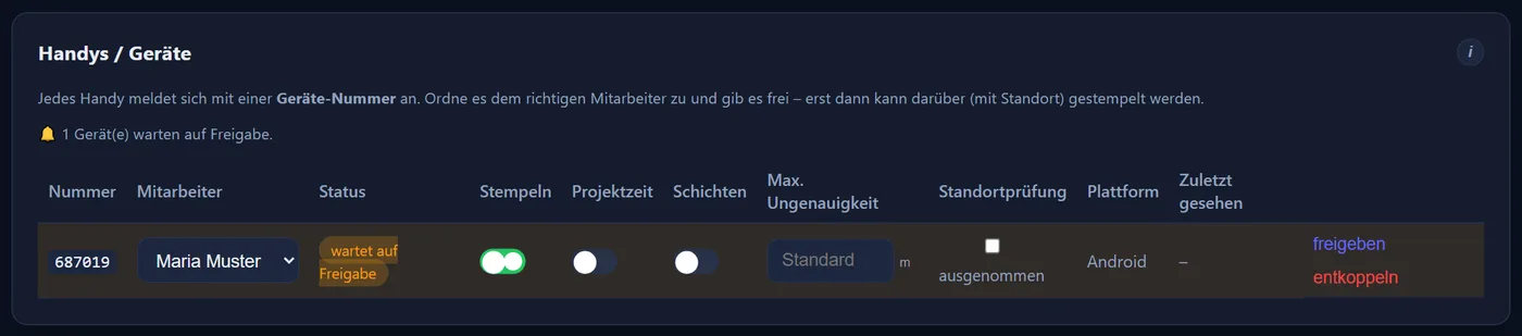 Die Geräteliste mit einem Handy im Status „wartet auf Freigabe“, den Schaltern für Stempeln, Projektzeit und Schichten sowie den Aktionen freigeben und entkoppeln.