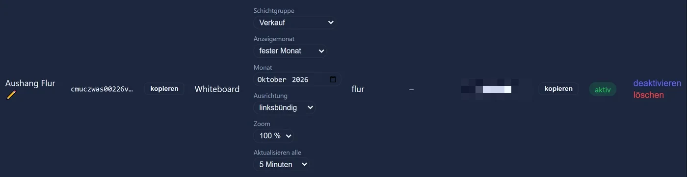 Die Zeile eines Whiteboard-Terminals in der Terminal-Liste: Name „Aushang Flur“, die Kennung mit Kopier-Knopf, die Art „Whiteboard“, dann die Einstellungen Schichtgruppe „Verkauf“, Anzeigemonat „fester Monat“ mit dem Monat Oktober 2026, Ausrichtung „linksbündig“, Zoom „100 %“ und „Aktualisieren alle 5 Minuten“. Rechts das Geheimnis mit Kopier-Knopf, der Zustand „aktiv“ sowie die Knöpfe „deaktivieren“ und „löschen“.